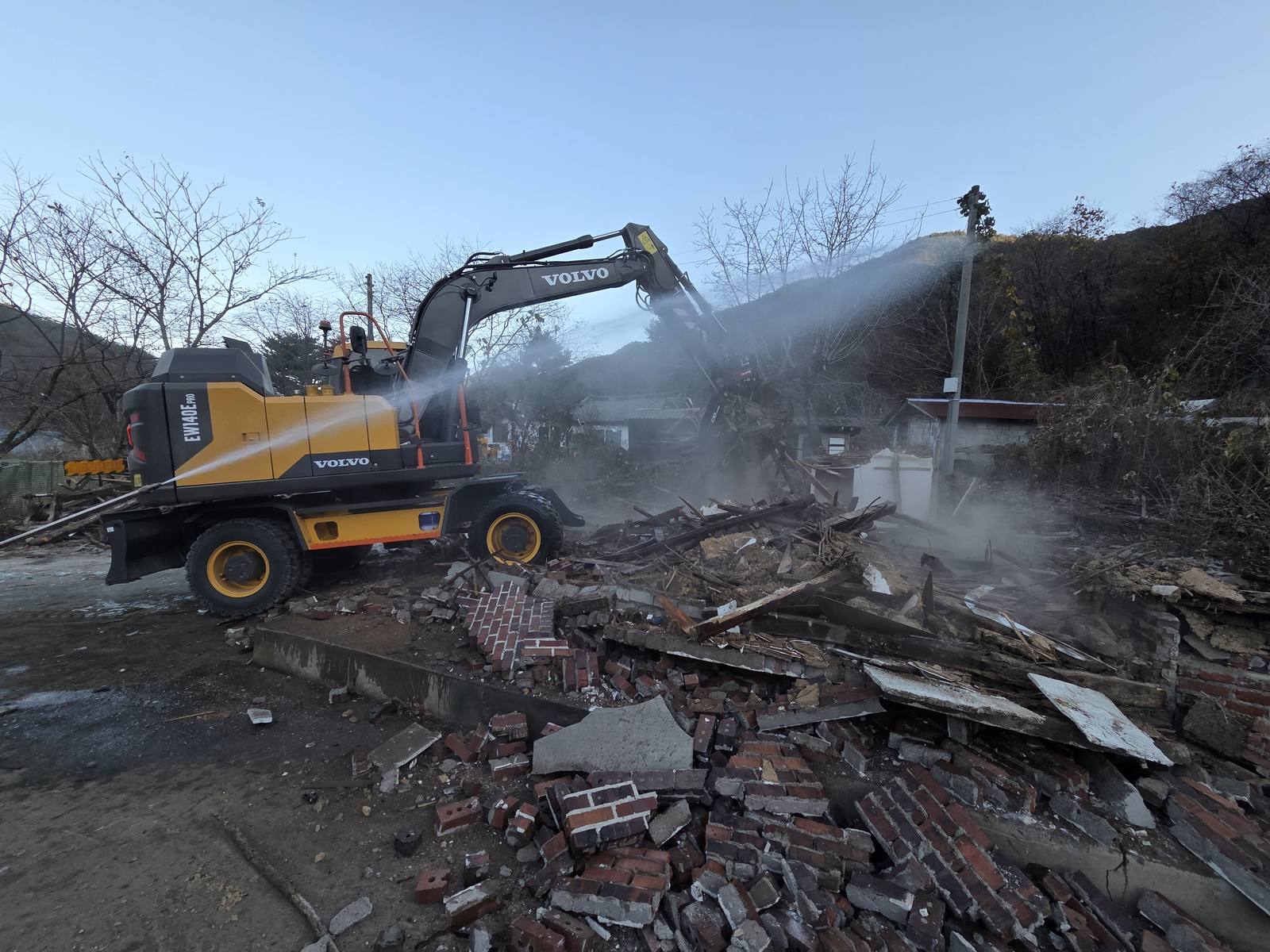 지붕 해체 작업